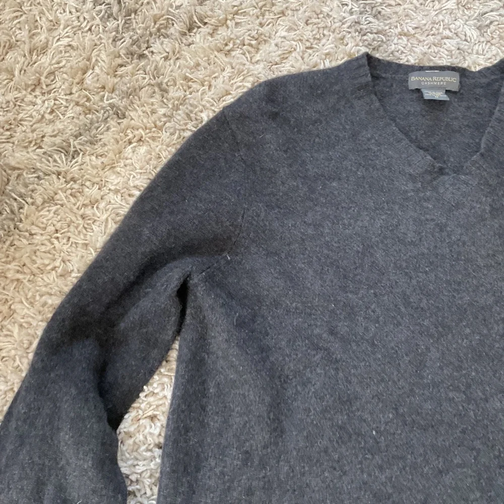 Banana Republic Cashmere Sweater Mens Medium Charcoal Grey V-Neck Long‎ Sleeve